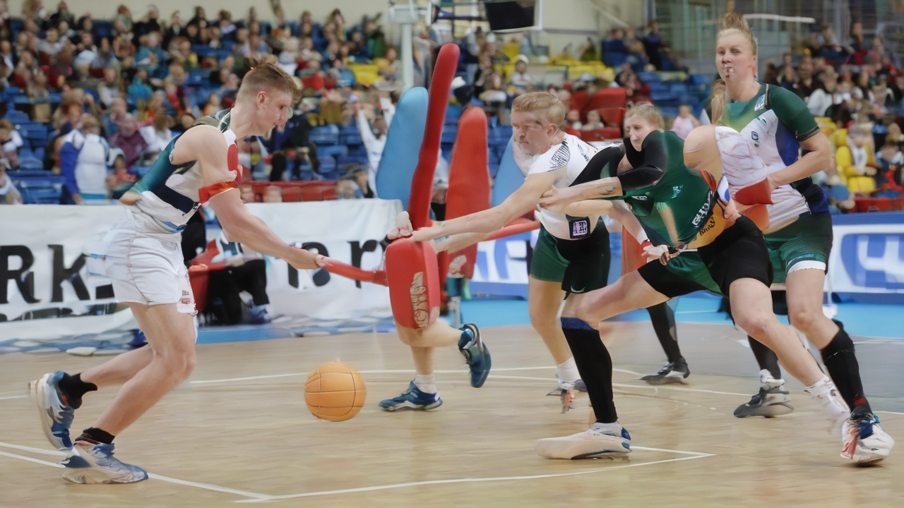 Różnorodny sprzęt do sportów zespołowych: piłki nożne, koszykówki i siatki do siatkówki na boisku sportowym