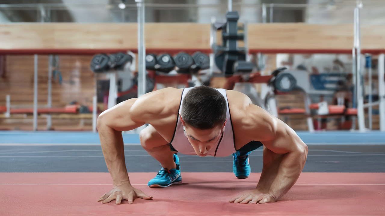 Sportowy sprzęt treningowy ułożony estetycznie na jasnym tle z dynamicznym oświetleniem podkreślającym faktury i kolory